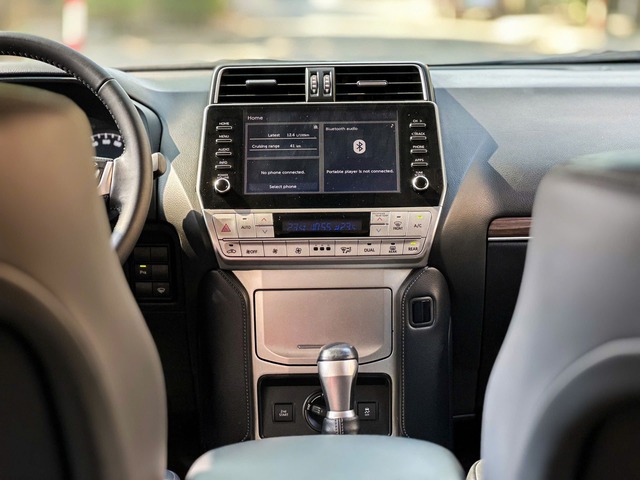 Sử dụng 4 năm, Toyota Land Cruiser Prado cũ vẫn rao giá hơn 2,2 tỉ đồng - Ảnh 3.