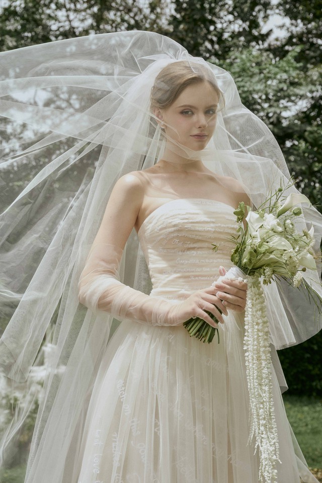 Váy cưới lãng mạn cho quý cô hiện đại trong mùa thu 2025 - Ảnh 2.