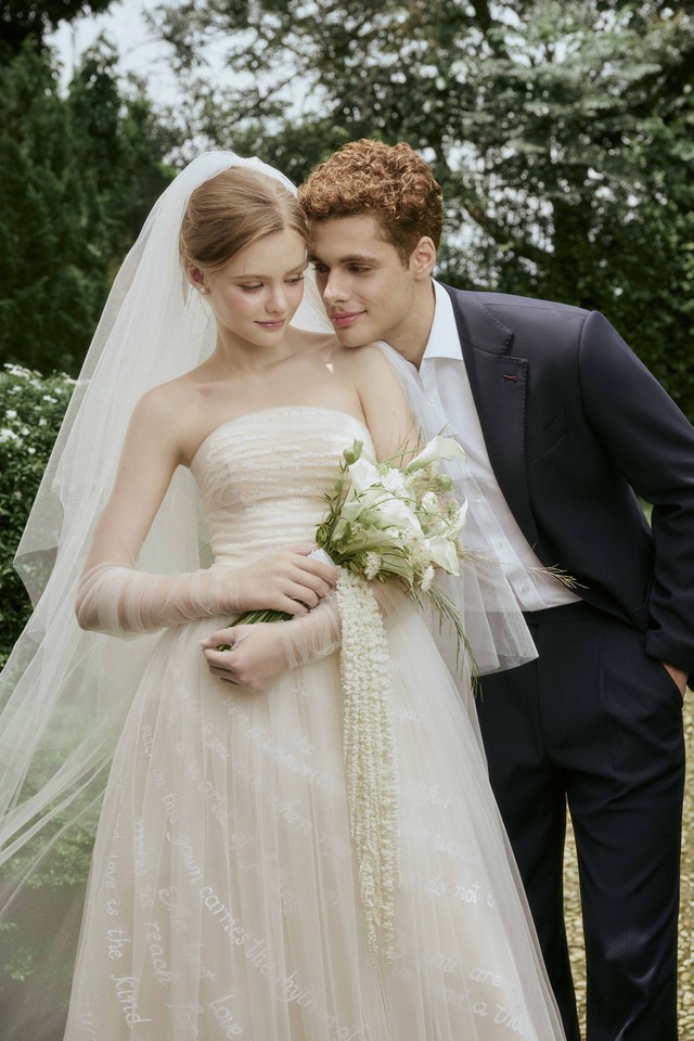 Váy cưới lãng mạn cho quý cô hiện đại trong mùa thu 2025 - Ảnh 5.