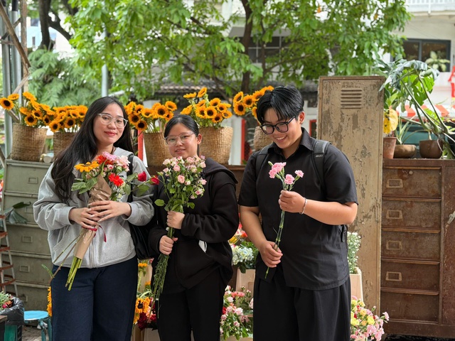 Bạn trẻ làm cho lồng đèn 'nở hoa' - Ảnh 1.