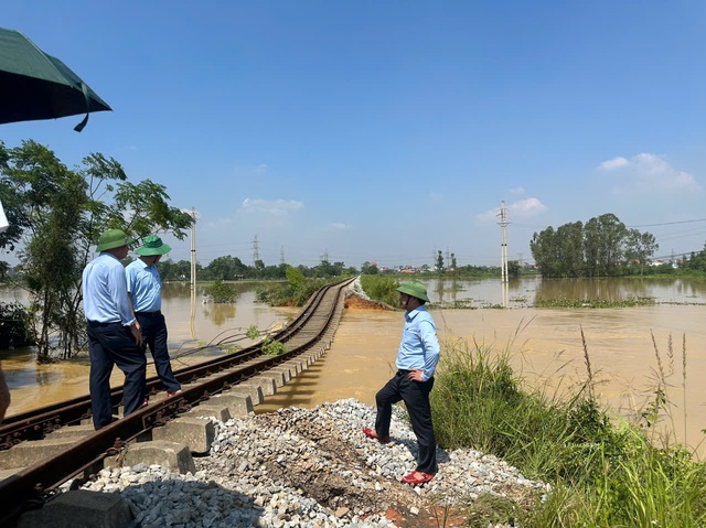 Đưa đoàn tàu 300 tấn ngăn lũ cuốn trôi cầu đường sắt Bắc Giang- Ảnh 2. Đưa đoàn tàu 300 tấn ngăn lũ cuốn trôi cầu đường sắt Bắc Giang- Ảnh 2.