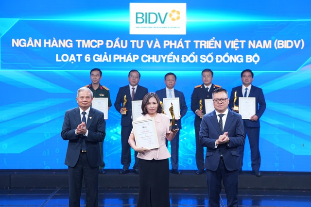 BIDV được vinh danh ‘Doanh nghiệp chuyển đổi số xuất sắc’- Ảnh 1. BIDV được vinh danh ‘Doanh nghiệp chuyển đổi số xuất sắc’- Ảnh 1.