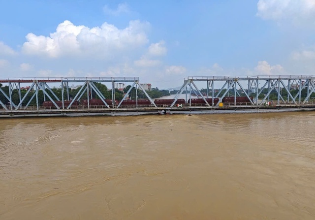 Đưa đoàn tàu 300 tấn ngăn lũ cuốn trôi cầu đường sắt Bắc Giang- Ảnh 1. Đưa đoàn tàu 300 tấn ngăn lũ cuốn trôi cầu đường sắt Bắc Giang- Ảnh 1.