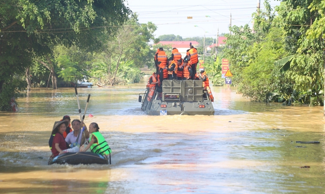 Bộ Công an điều động xe đặc chủng lội nước hỗ trợ dân vùng lũ Hà Nội - Ảnh 2.