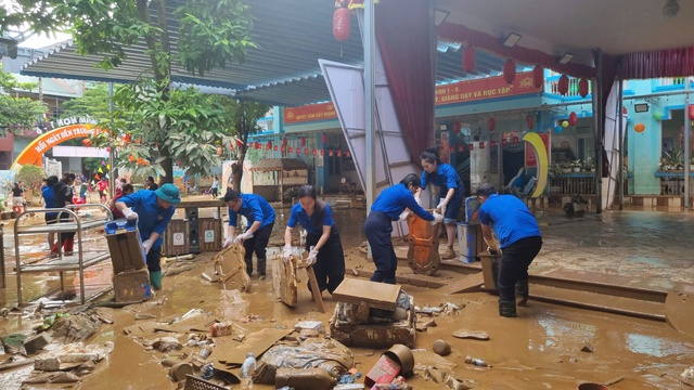 Tuổi trẻ Cao Bằng tích cực hỗ trợ người dân vượt qua khó khăn sau mưa lũ - Ảnh 4.