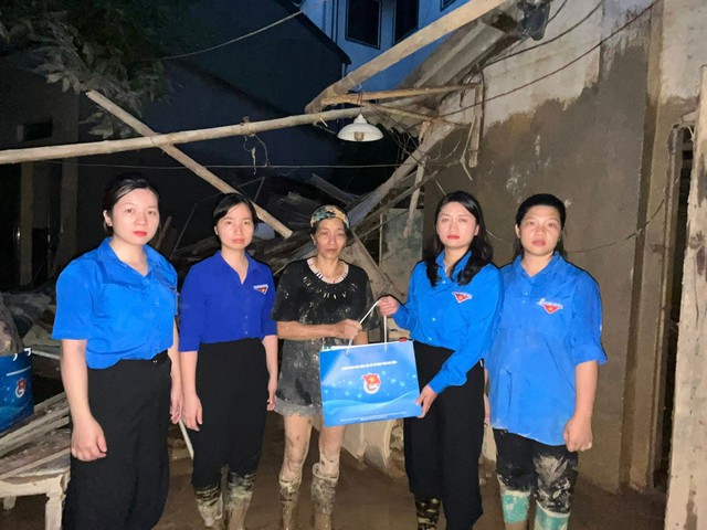 Tuổi trẻ Cao Bằng tích cực hỗ trợ người dân vượt qua khó khăn sau mưa lũ - Ảnh 1.