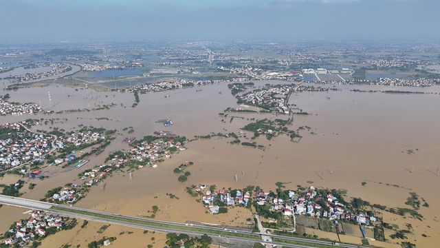 Bộ Công an điều động xe đặc chủng lội nước hỗ trợ dân vùng lũ Hà Nội - Ảnh 9.