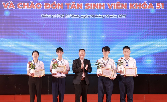 Huy chương vàng Olympic vật lý châu Âu kể lại ‘ngọn lửa’ dẫn đến nghề dạy học - Ảnh 1.