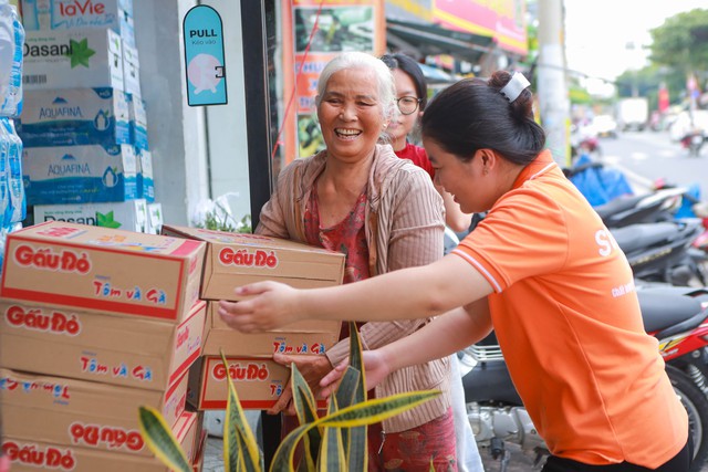 Người TP.HCM tập kết hàng gửi vùng lũ miền Bắc: 'Nơi nào cũng là người một nhà'- Ảnh 6.