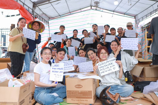 Người TP.HCM tập kết hàng gửi vùng lũ miền Bắc: 'Nơi nào cũng là người một nhà'- Ảnh 10.