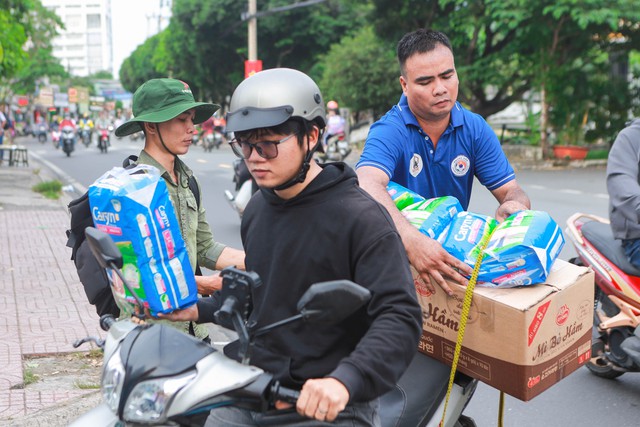 Người TP.HCM tập kết hàng gửi vùng lũ miền Bắc: 'Nơi nào cũng là người một nhà'- Ảnh 8.