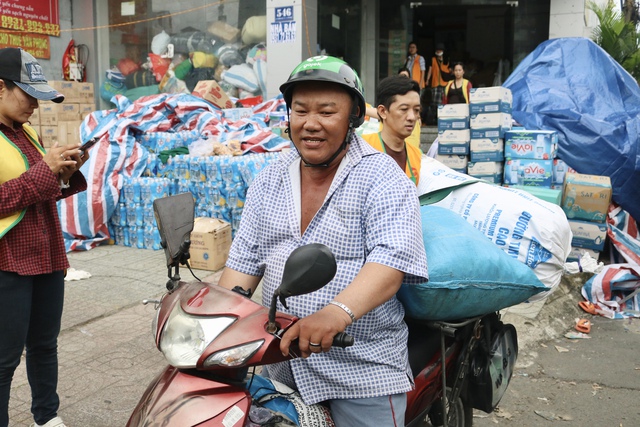 Người TP.HCM tập kết hàng gửi vùng lũ miền Bắc: 'Nơi nào cũng là người một nhà'- Ảnh 3.