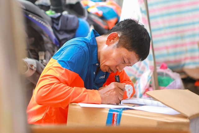 Người TP.HCM tập kết hàng gửi vùng lũ miền Bắc: 'Nơi nào cũng là người một nhà'- Ảnh 2.