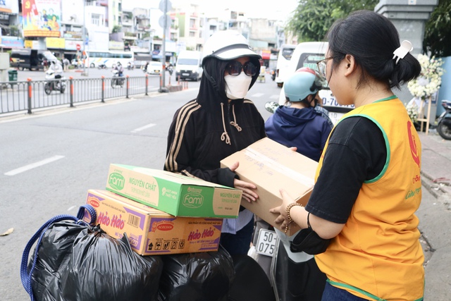 Người TP.HCM tập kết hàng gửi vùng lũ miền Bắc: 'Nơi nào cũng là người một nhà'- Ảnh 5.