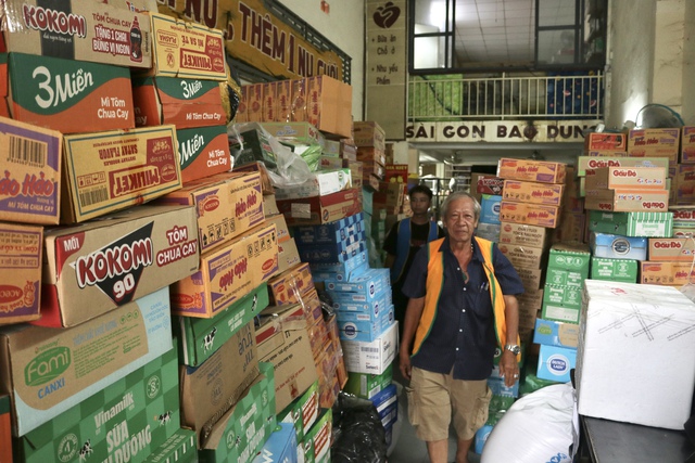 Người TP.HCM tập kết hàng gửi vùng lũ miền Bắc: 'Nơi nào cũng là người một nhà'- Ảnh 4.