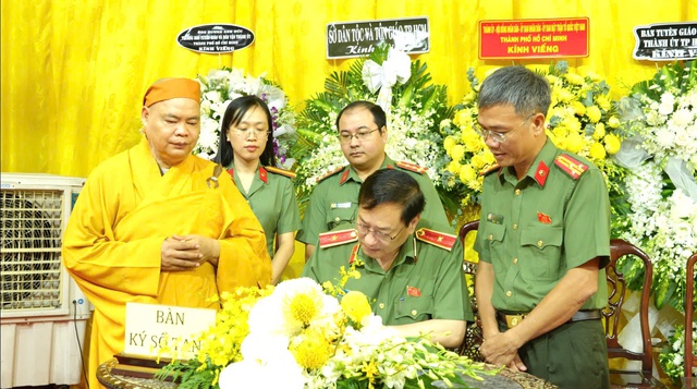 Tiền phúng điếu trưởng lão hòa thượng Thích Trí Tịnh dùng cứu trợ đồng bào thiên tai - Ảnh 2.