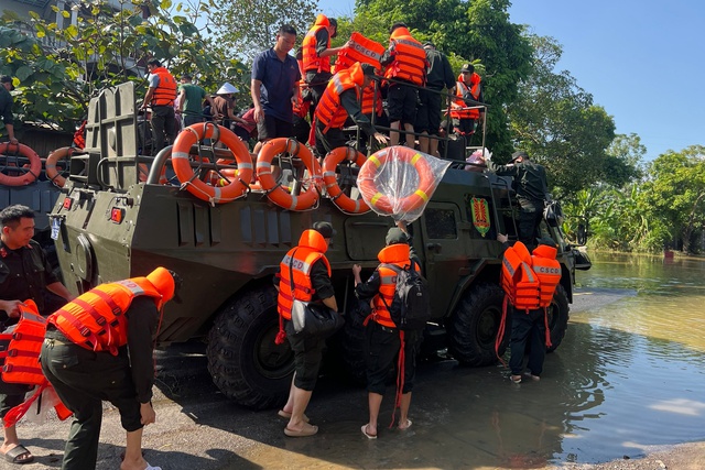 Bộ Công an điều động xe đặc chủng lội nước hỗ trợ dân vùng lũ Hà Nội - Ảnh 3.