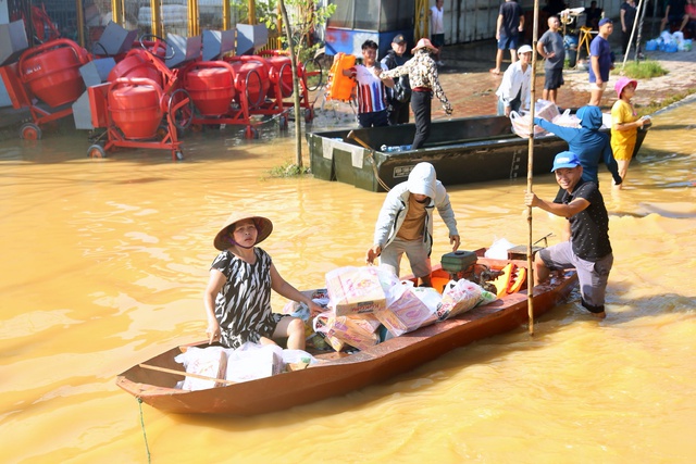 Bộ Công an điều động xe đặc chủng lội nước hỗ trợ dân vùng lũ Hà Nội - Ảnh 6.