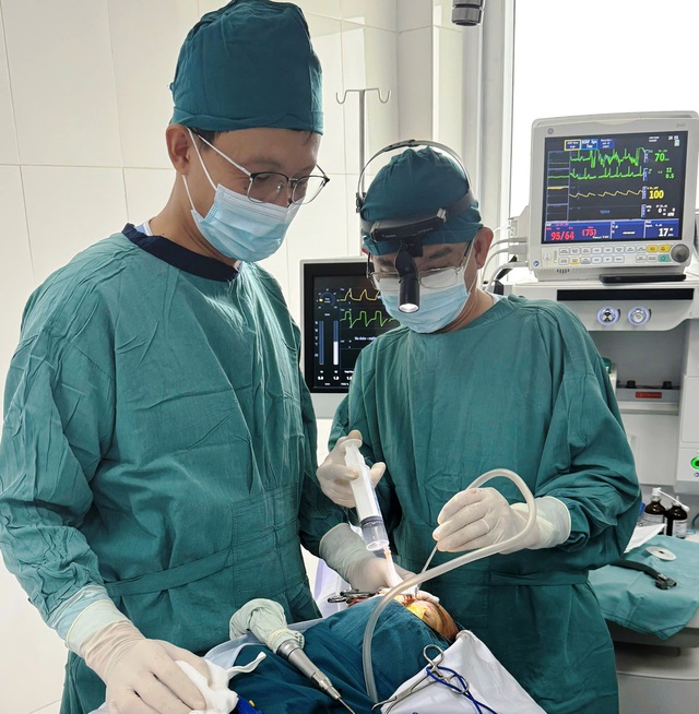 Đà Nẵng: Lấy khối u hiếm gặp từng khiến bệnh nhân ‘nhắm mắt, đi cúi người’- Ảnh 1. Đà Nẵng: Lấy khối u hiếm gặp từng khiến bệnh nhân ‘nhắm mắt, đi cúi người’- Ảnh 1.