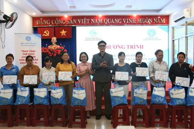 TP.HCM tặng hơn 400 thẻ bảo hiểm y tế cho phụ nữ vượt khó - Ảnh 1.