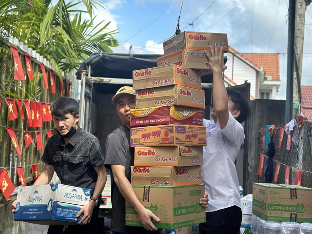 Nhóm bạn trẻ tất bật làm hàng trăm hũ thịt heo muối gửi bà con vùng lũ - Ảnh 6.