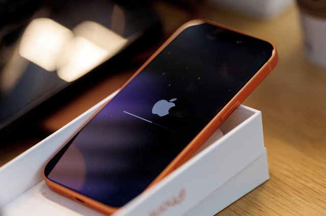 Ph&aacute;t hiện lỗi iPhone, bạn c&oacute; thể nhận 2 triệu USD từ Apple - Ảnh 1.