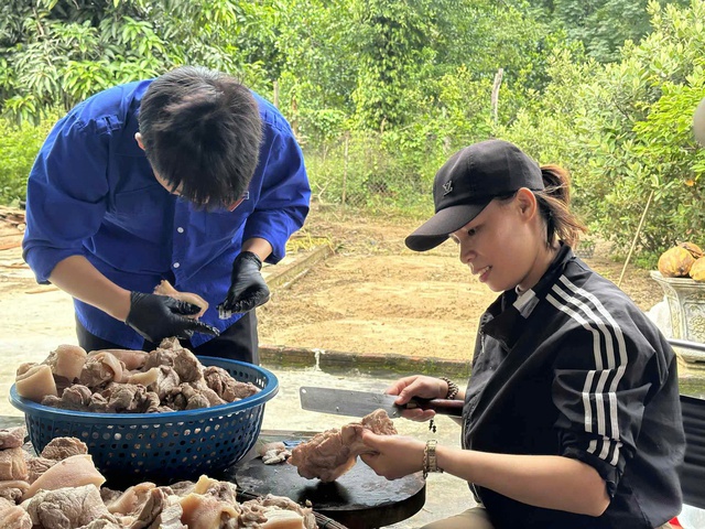 Tất bật nhiều ngày làm hàng trăm hũ thị…