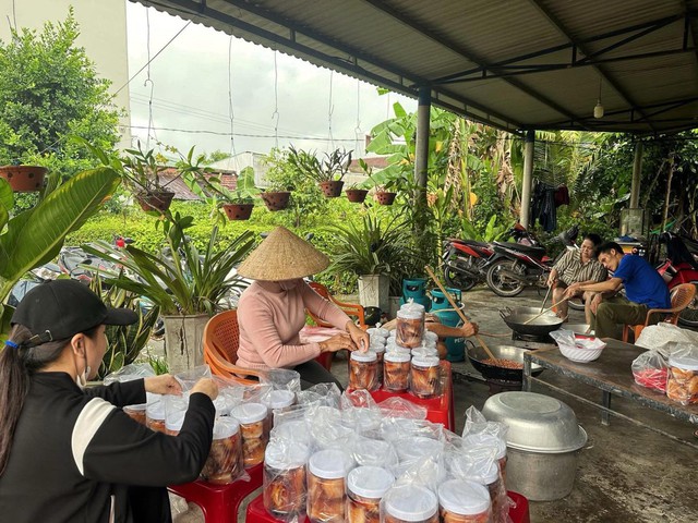 Nhóm bạn trẻ tất bật làm hàng trăm hũ thịt heo muối gửi bà con vùng lũ - Ảnh 3.