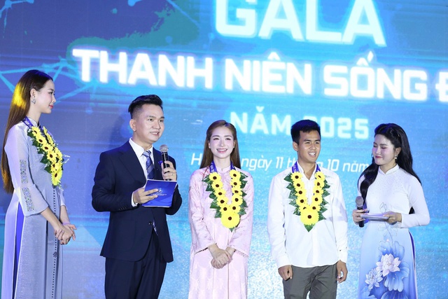 Vinh danh ca sĩ Hòa Minzy cùng người trẻ sống đẹp vì cộng đồng - Ảnh 2.