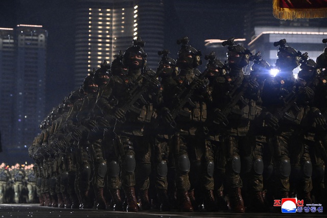 Triều Tiên trình làng tên lửa liên lục địa 'mạnh nhất' trong lễ duyệt binh- Ảnh 8. Triều Tiên trình làng tên lửa liên lục địa 'mạnh nhất' trong lễ duyệt binh- Ảnh 8.