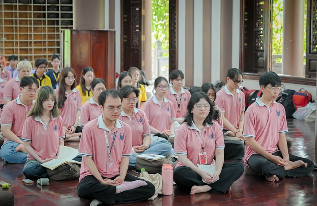 Sinh viên ở TP.HCM vào chùa học thiền, tìm hiểu đạo Phật - Ảnh 2.