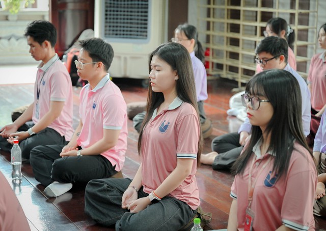 Sinh viên ở TP.HCM vào chùa học thiền, tìm hiểu đạo Phật - Ảnh 3.