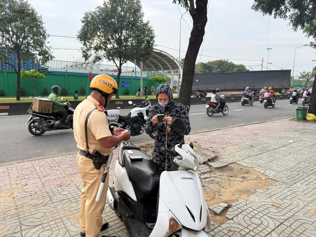 Tai nạn do phụ nữ lái xe đi vào điểm mù ô tô: CSGT cảnh báo khẩn - Ảnh 3.