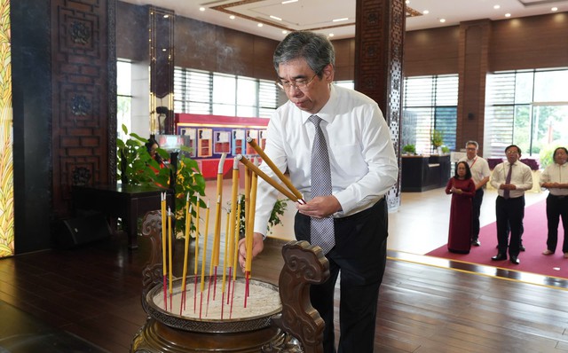 Lãnh đạo TP.HCM dâng hương Chủ tịch Hồ Chí Minh trước kỳ đại hội 'lịch sử'- Ảnh 2. Lãnh đạo TP.HCM dâng hương Chủ tịch Hồ Chí Minh trước kỳ đại hội 'lịch sử'- Ảnh 2.