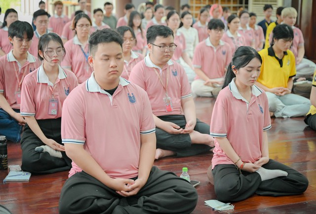 Sinh viên ở TP.HCM vào chùa học thiền, tìm hiểu đạo Phật - Ảnh 1.