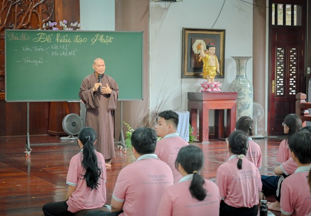 Sinh viên ở TP.HCM vào chùa học thiền, tìm hiểu đạo Phật - Ảnh 4.