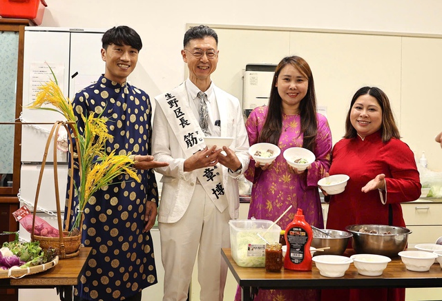 Lễ hội ẩm thực Việt Nam: Người Việt nấu phở đãi người Nhật tại Osaka - Ảnh 1.