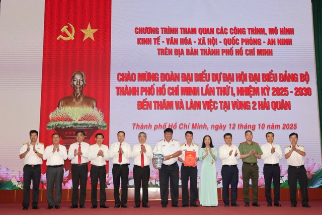 Đoàn đại biểu dự Đại hội Đảng bộ TP.HCM thăm và làm việc Vùng 2 Hải quân- Ảnh 3.