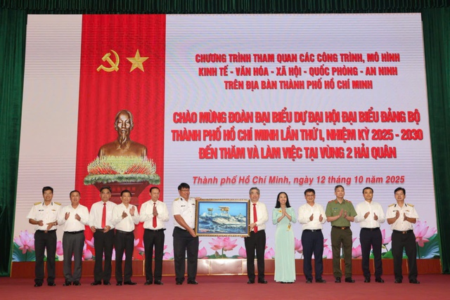 Đoàn đại biểu dự Đại hội Đảng bộ TP.HCM thăm và làm việc Vùng 2 Hải quân- Ảnh 2.