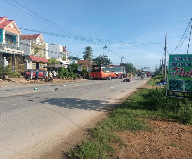 Xe giường nằm va chạm xe máy, 2 người chết, 3 phương tiện hư hỏng - Ảnh 2.