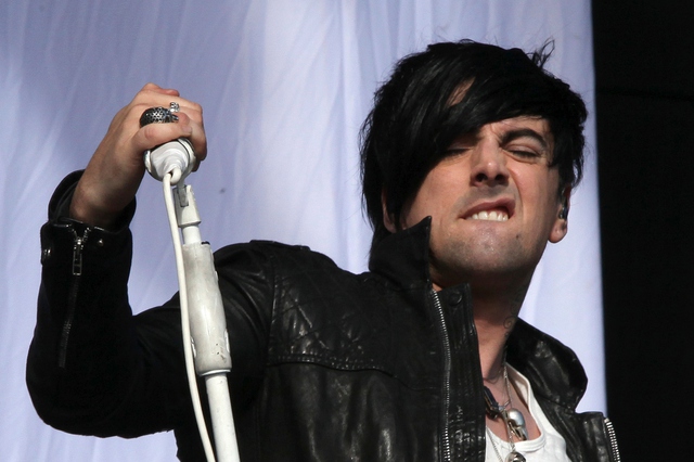 Ca sĩ Ian Watkins bị đ&acirc;m chết trong t&ugrave; - Ảnh 1.