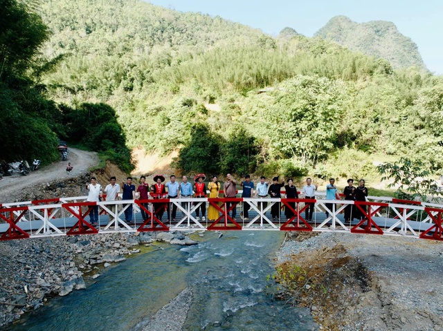Người bắc cầu nhân ái ở bản làng vùng cao- Ảnh 2.