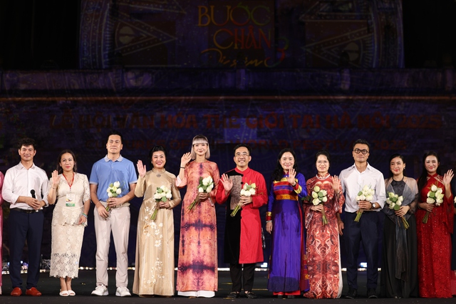 NSND Xuân Bắc, NSND Tự Long kêu gọi đấu giá ủng hộ bà con vùng lũ- Ảnh 3. NSND Xuân Bắc, NSND Tự Long kêu gọi đấu giá ủng hộ bà con vùng lũ- Ảnh 3.