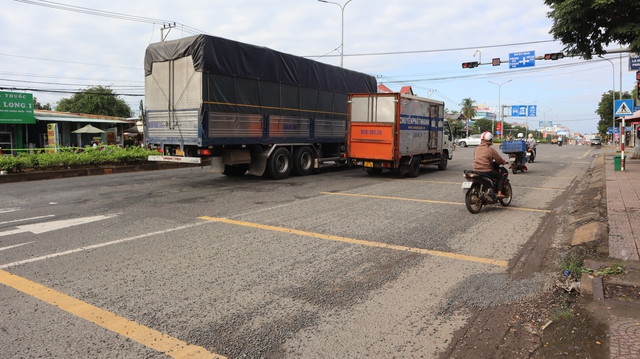 Quốc lộ 14 ở Đồng Nai vá mãi vẫn hư, như 'giăng bẫy' người đi đường- Ảnh 14. Quốc lộ 14 ở Đồng Nai vá mãi vẫn hư, như 'giăng bẫy' người đi đường- Ảnh 14.