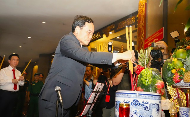 Đoàn đại biểu dự Đại hội Đảng bộ TP.HCM trải nghiệm metro, dâng hương Vua Hùng- Ảnh 4.