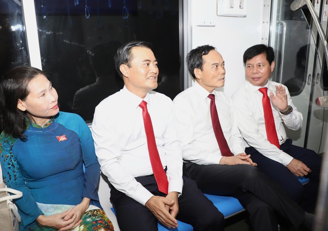 Đoàn đại biểu dự Đại hội Đảng bộ TP.HCM trải nghiệm metro, dâng hương Vua Hùng- Ảnh 2.