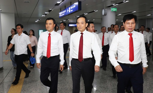 Đoàn đại biểu dự Đại hội Đảng bộ TP.HCM trải nghiệm metro, dâng hương Vua Hùng- Ảnh 1.