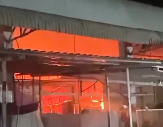 Cháy chợ Bình Hàng Tây, 9 ki-ốt của tiểu thương bị thiêu rụi - Ảnh 1.