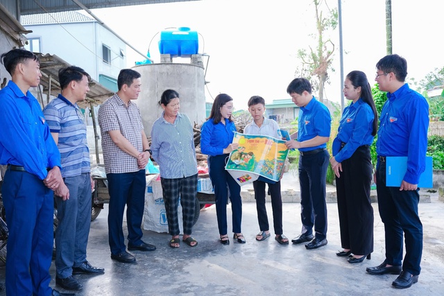 T.Ư Đoàn thăm, tặng quà thanh thiếu nhi Hà Tĩnh chịu thiệt hại bão số 10- Ảnh 1.