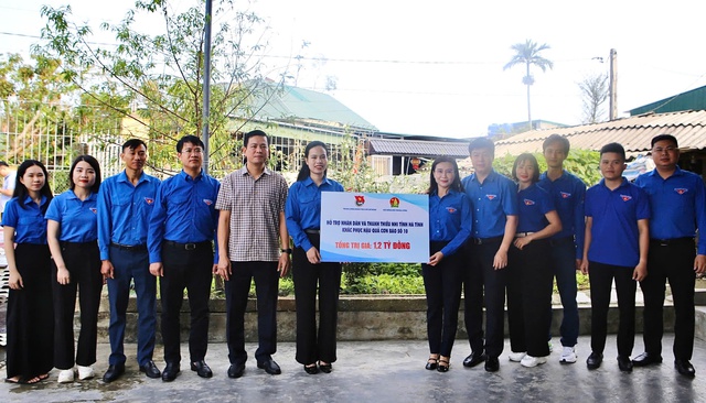 T.Ư Đoàn thăm, tặng quà thanh thiếu nhi Hà Tĩnh chịu thiệt hại bão số 10- Ảnh 5.